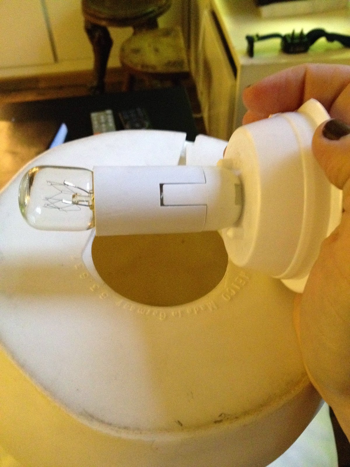 Changer l'ampoule de sa lampe champignon Egmont HEICO.