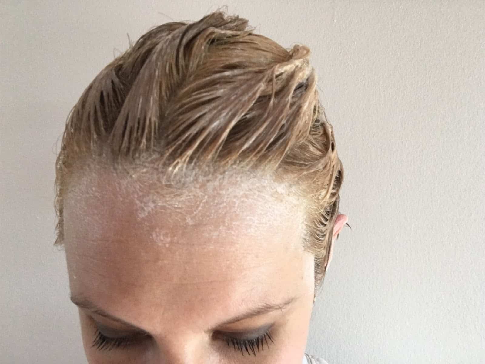 brune à blonde décoloration à la maison 