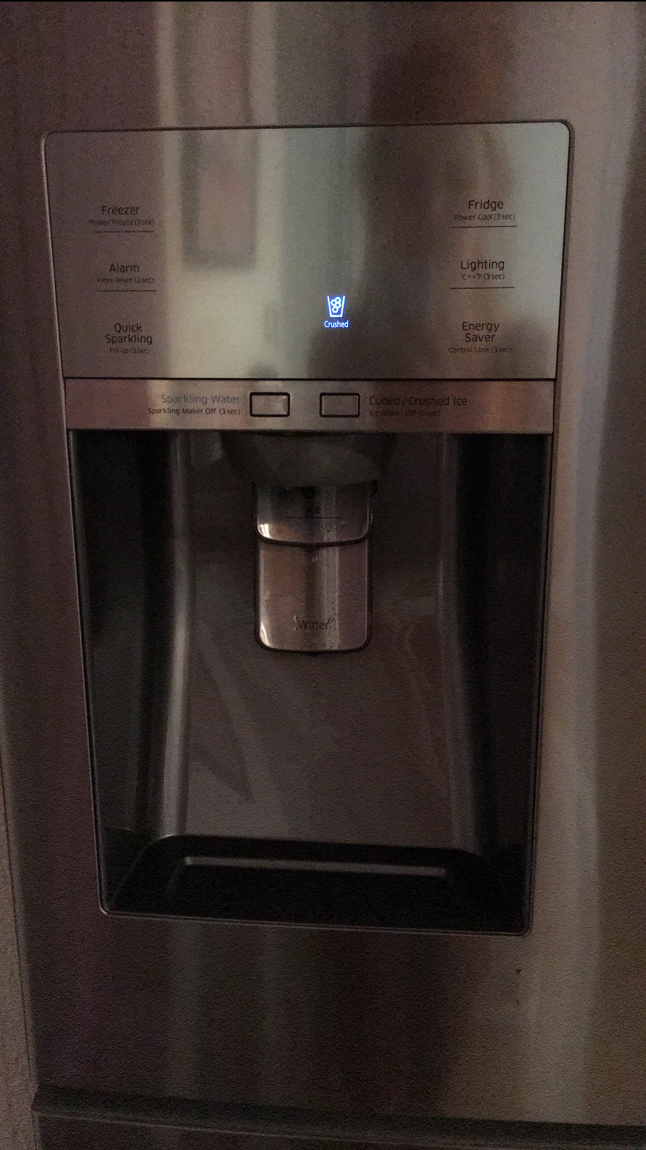 porte du frigo américain SAMSUNG RF24HSESBSR qui fait de la glace, de l'eau pétillante .
