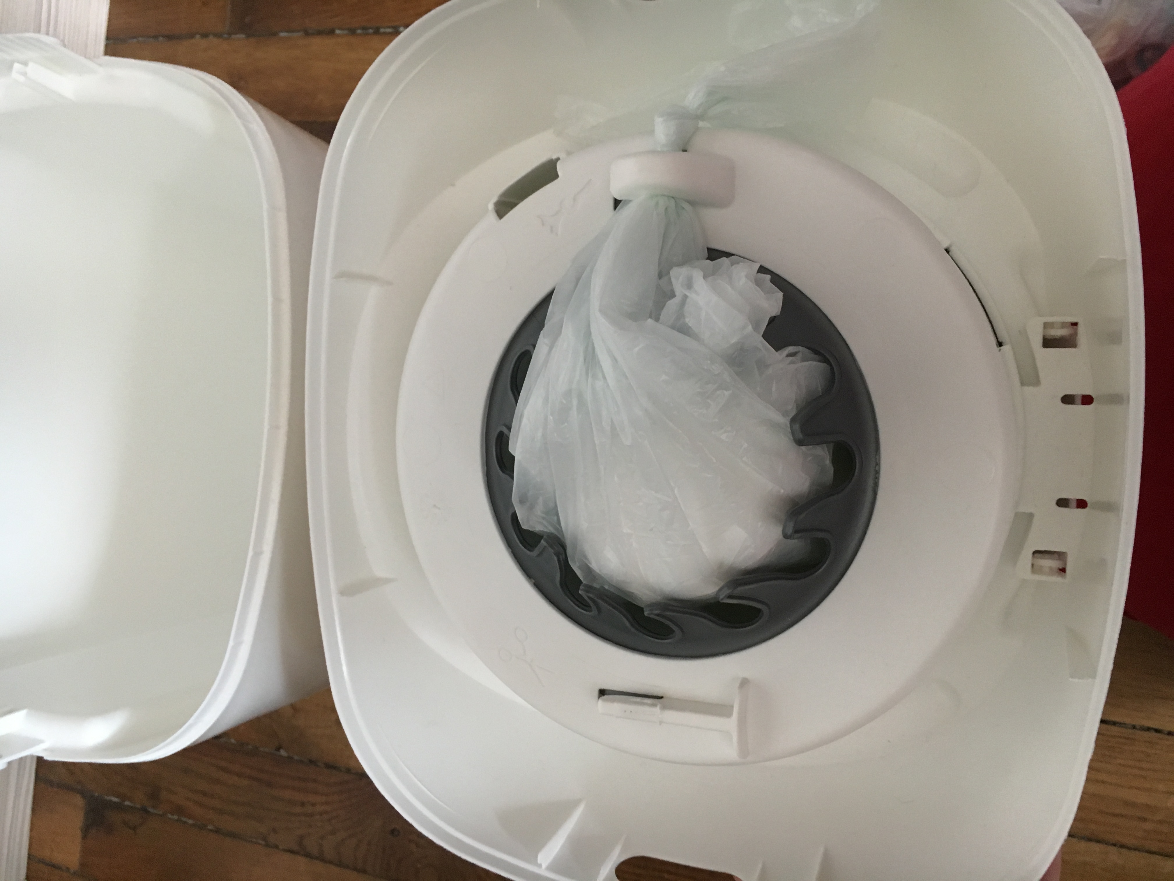 système de la poubelle à couche sangenic, comment changer la poubelle à couches 