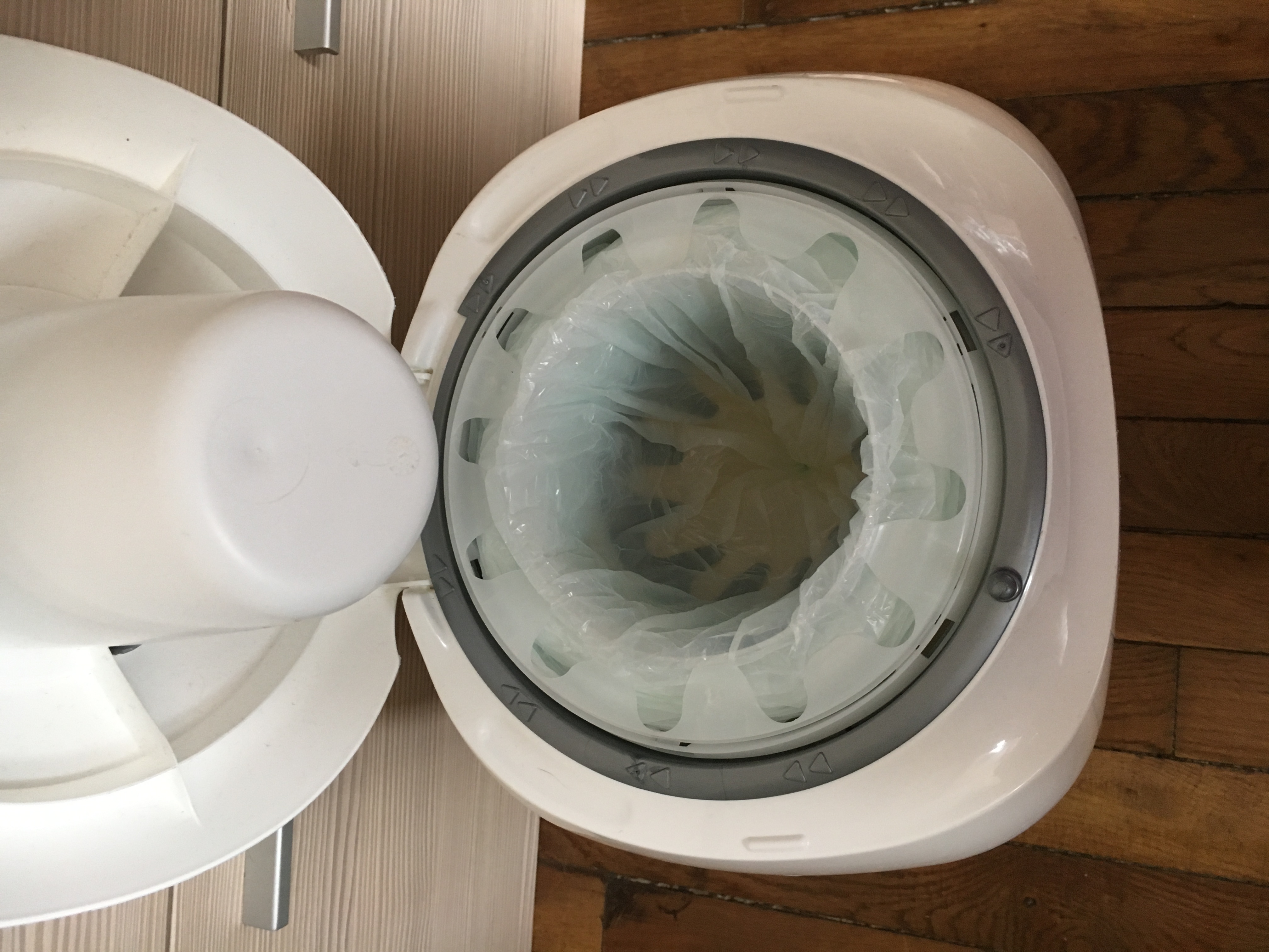 poubelle à couches sangenic ouverte