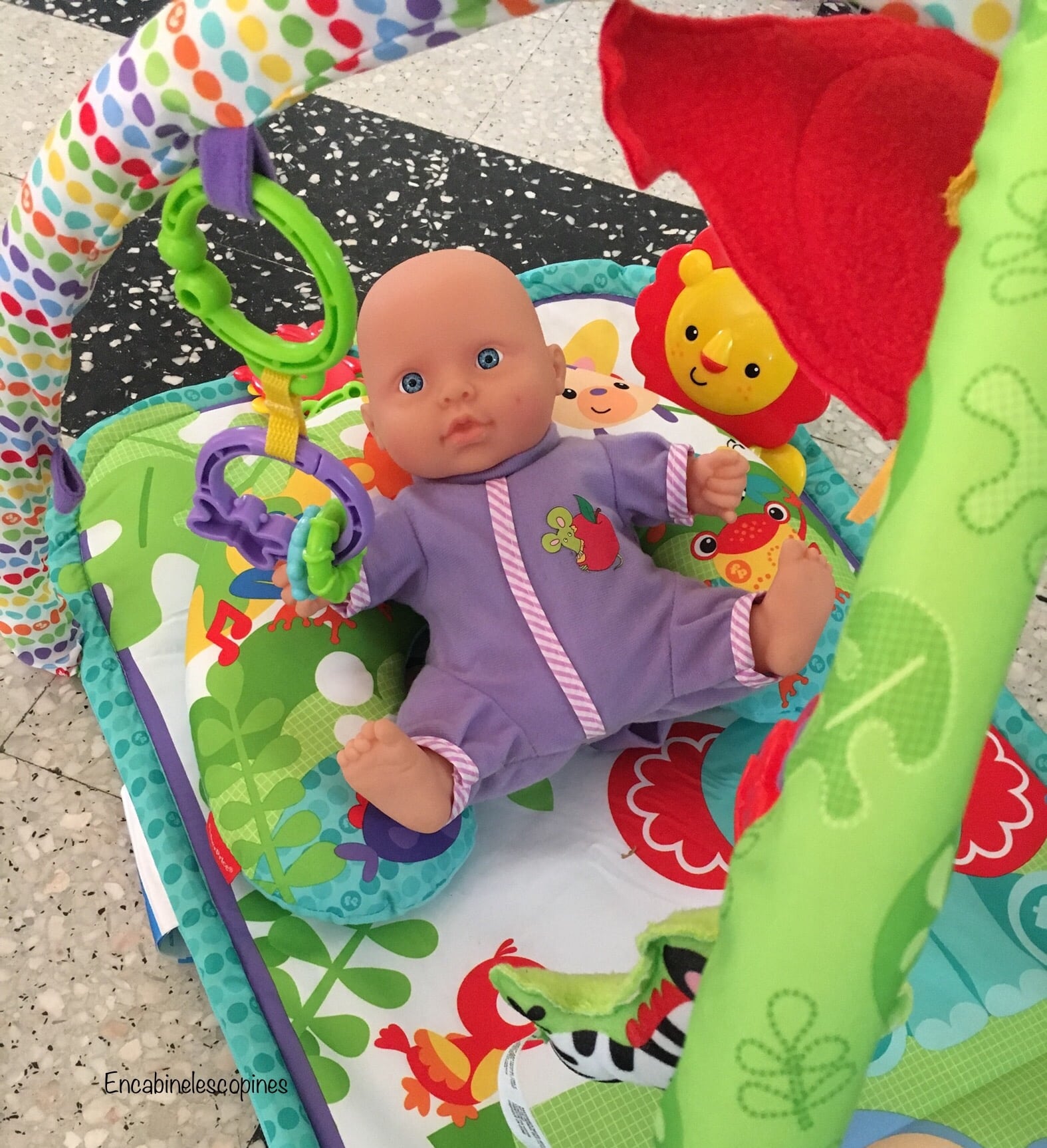 un tapis d'eveil bébé 3 en 1 Fisher price un tapis coloré avec des animaux de la jungle