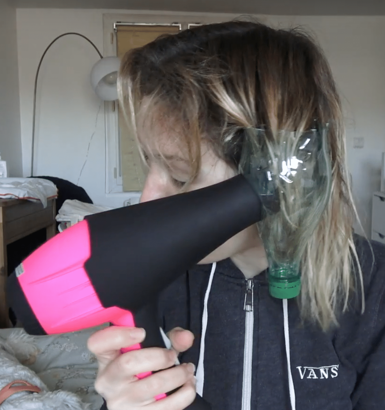 test boucler ses cheveux avec une bouteille en plastique