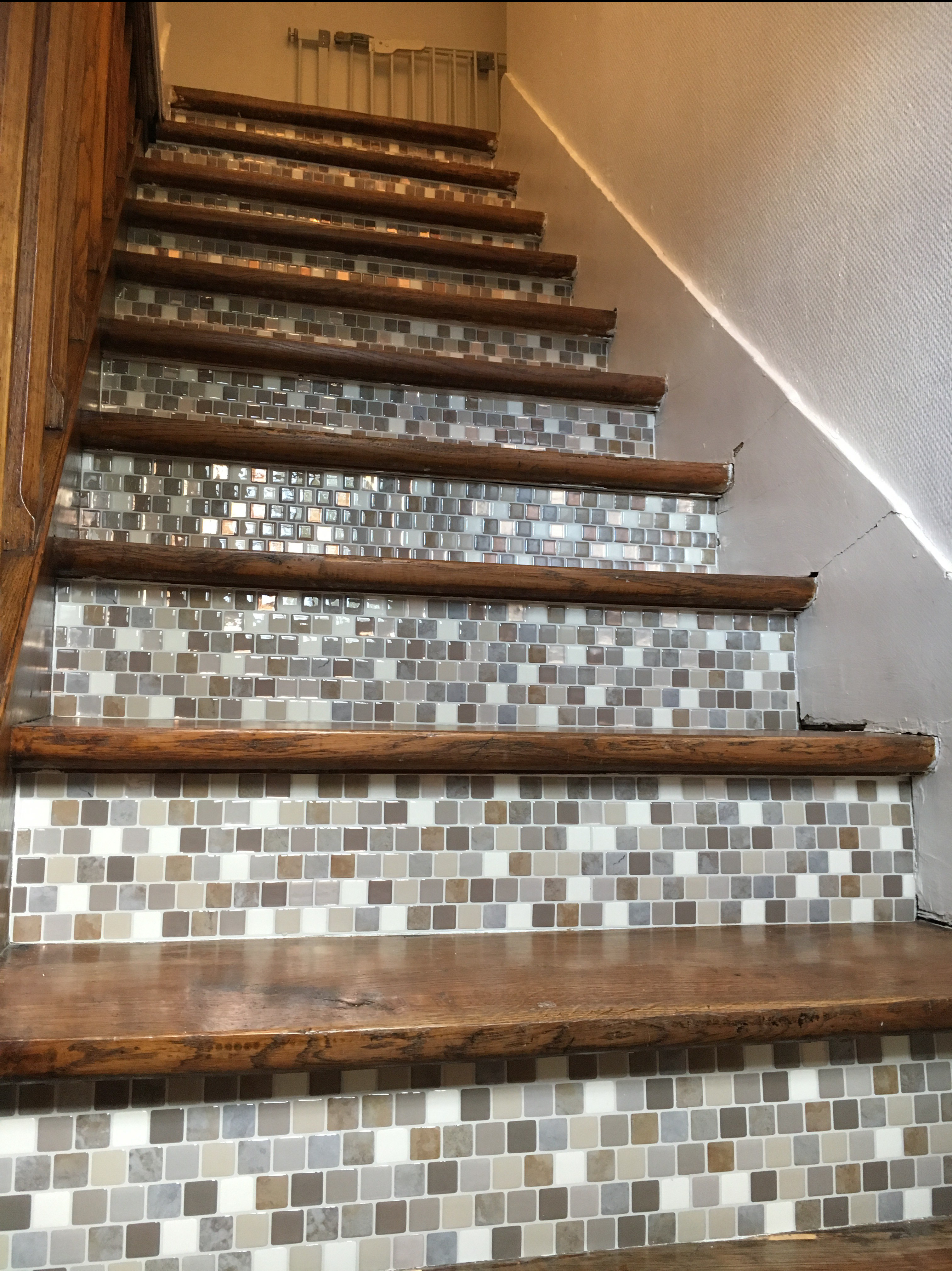 Avis des jolis escaliers en mosaïque autocollante Smart Tiles Avis des jolis escaliers en mosaïque autocollante Smart Tiles