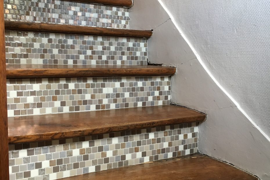 relooker des contre marches avec du carrelage autocollant the smart tiles
