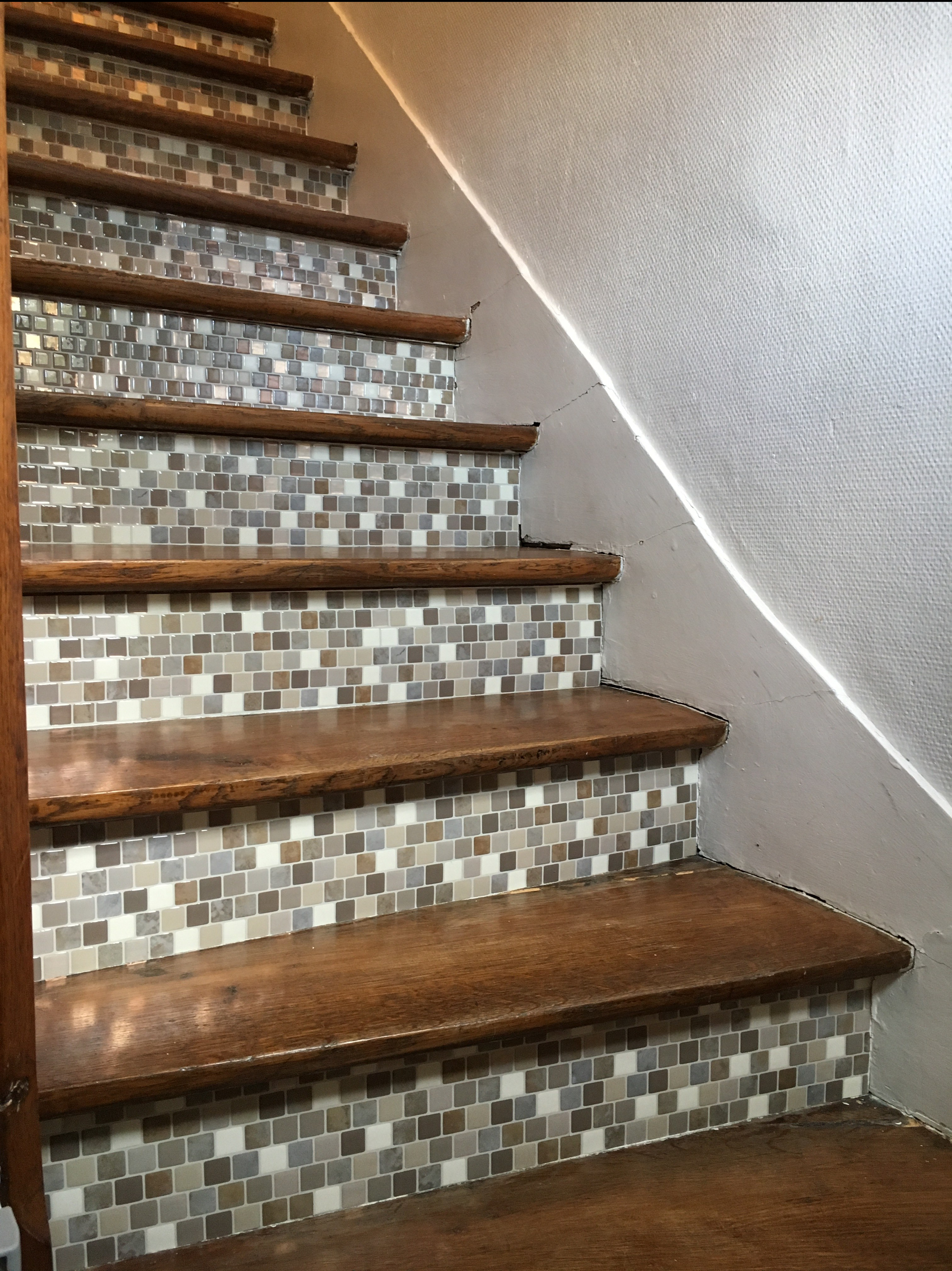 Avis des jolis escaliers en mosaïque autocollante Smart Tiles Avis des jolis escaliers en mosaïque autocollante Smart Tiles