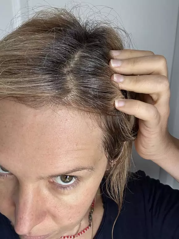 comment colorer ses cheveux blancs en racines