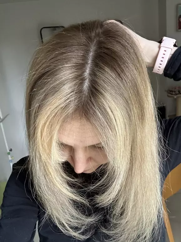 racines cheveux blancs avec Inoa 8 blond