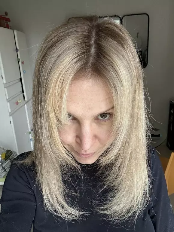racines cheveux blancs avec Inoa 8 blond