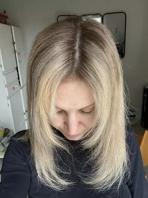 racines cheveux blancs avec Inoa 8 blond