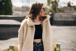 Accessoires audacieux : 3 idées pour donner du caractère à un look citadin